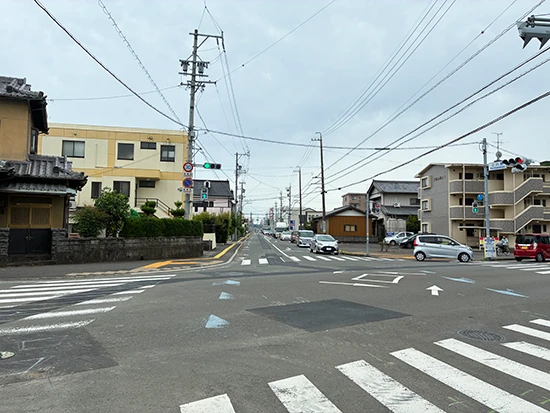 右折後すぐのまつもとこどもクリニックの道を左折します。