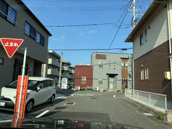 直進後、一時停止を左折します。