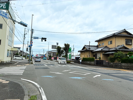 上川原の交差点を直進します。