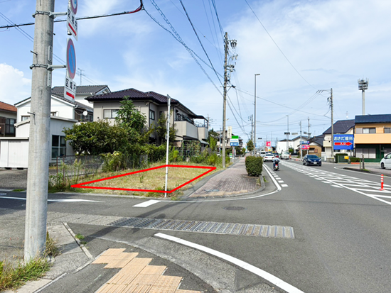 直進し左側に駐車場があります。