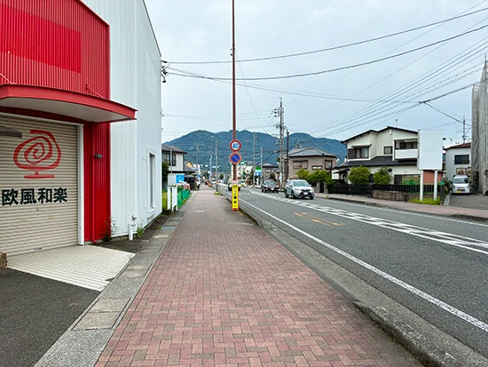 店舗を出て左折します。