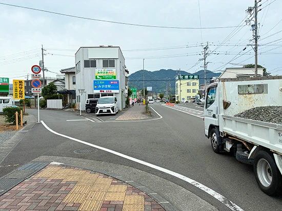 直進後すぐの分岐を左折します。