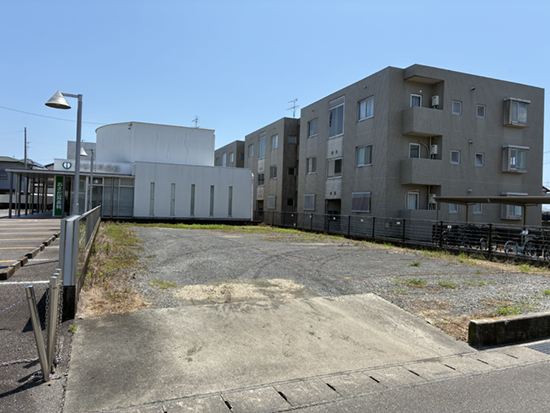 直進し左側、長田耳鼻科を通過した先に駐車場があります。