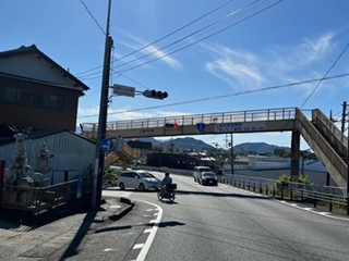 歩道橋手前の交差点(谷田小山中島)を左折後、700m直進。