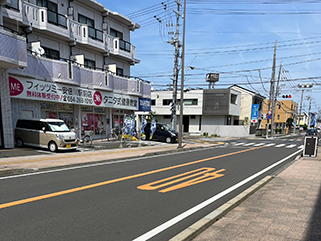 交差点(タニタフィッツミー安倍川駅前店)を右折し、約100m直進。