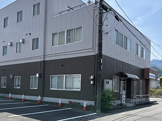 左手に静岡医療学園専門学校兼店舗が見えます。店舗隣に駐車場があります。