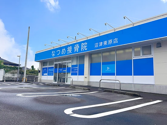 ④セブンイレブンを超えますと左手に店舗が見えます。店舗前に駐車場がありますので車を止めてください。