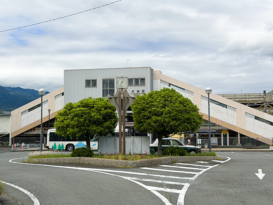 ①片浜駅ロータリー出口を左折し、突き当りを左折。