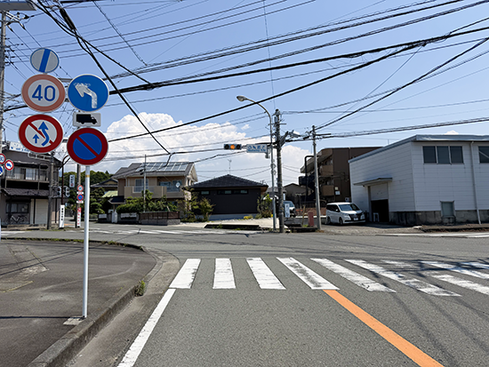 ③西椎路北交差点を左折しセブンイレブン沼津東原店方面へ直進。