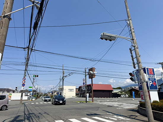 ②根方街道沿いにあるシャトレーゼを直進。