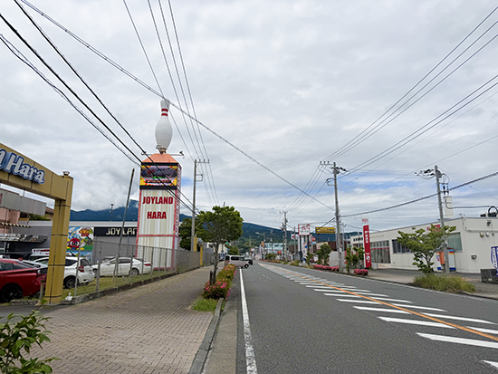 ①天然温泉ざぶーんより県道22号線方面へ約1㎞直進。