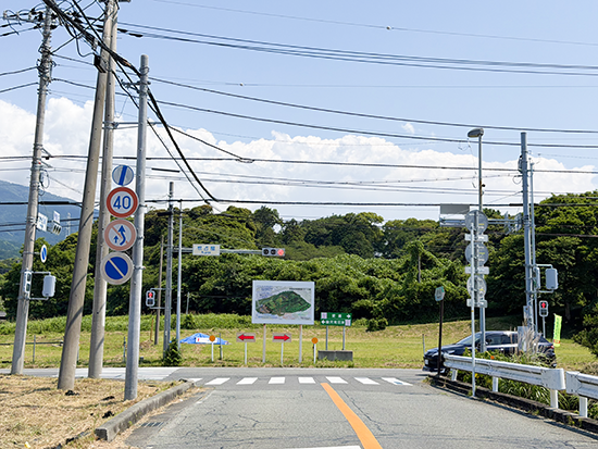 ②県道22号線を右折で入り、約1㎞直進。