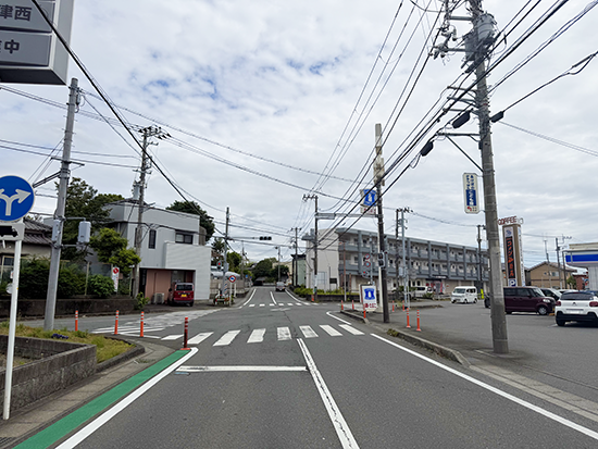 ③右手にあるローソンの交差点を約1㎞直進。