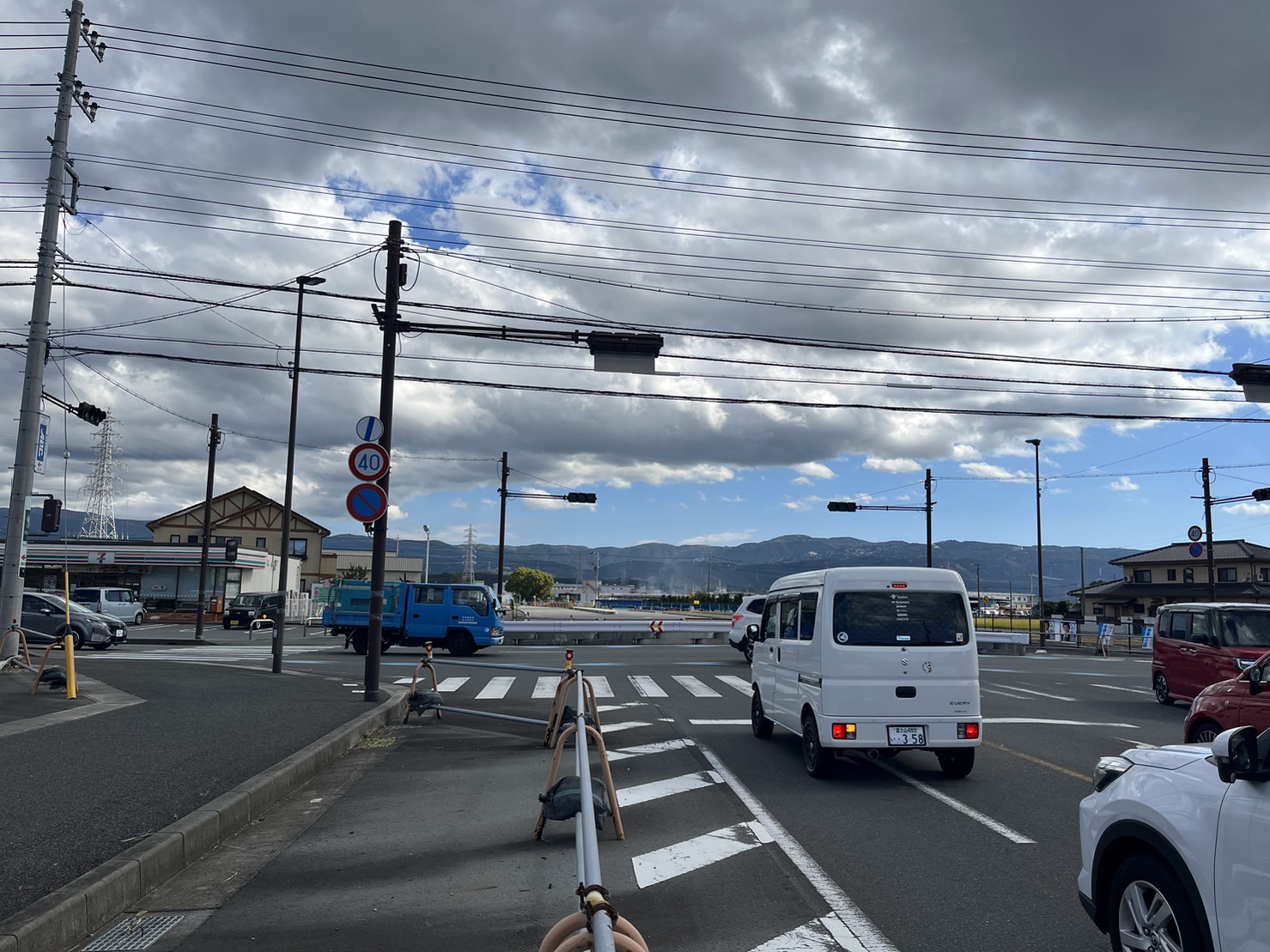 平田の丁字路を右折し、県道140号線を1.5キロ直進すると左手に店舗が見えます。