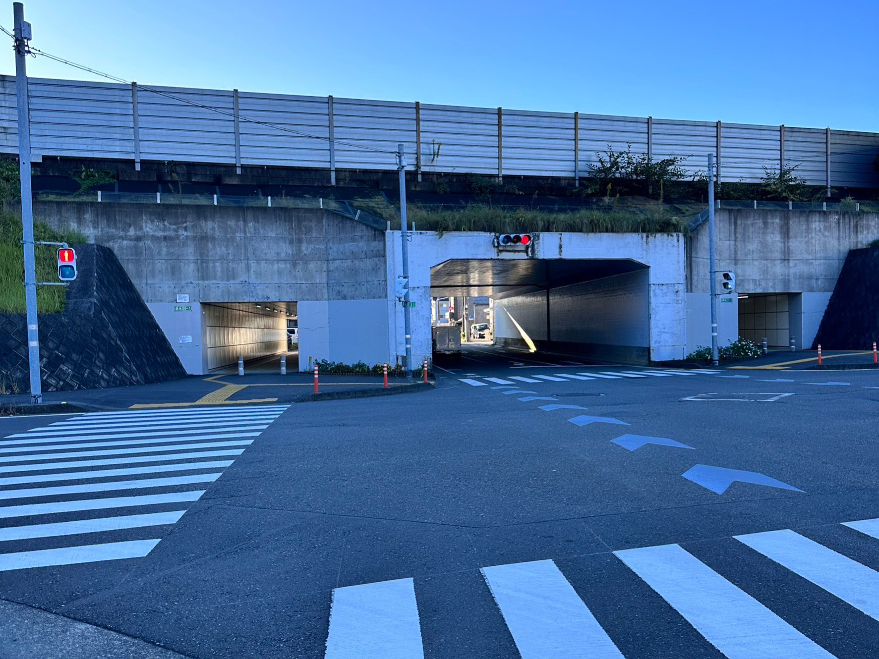 東名高速道路の高架下を越え、右手に、清水第6中学校とお弁当どんどんがありますので、左折します。
