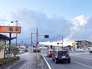 沼津ぐるめ街道(裾野バイパス)を進み、岡一色交差点を左折。