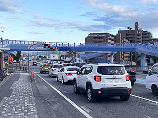 沼津インターから沼津ぐるめ街道を南に直進、岡一色交差点を右折。