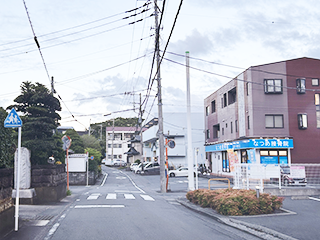 約230ｍ直進で右側に店舗が見えます。