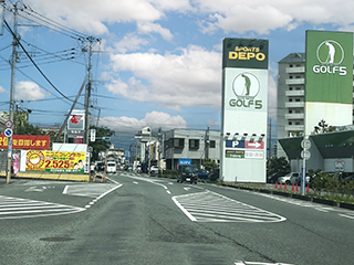 杉崎町の交差点をスポーツデポの方向に直進。