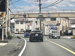 そのまま大岡駅前の信号直進。