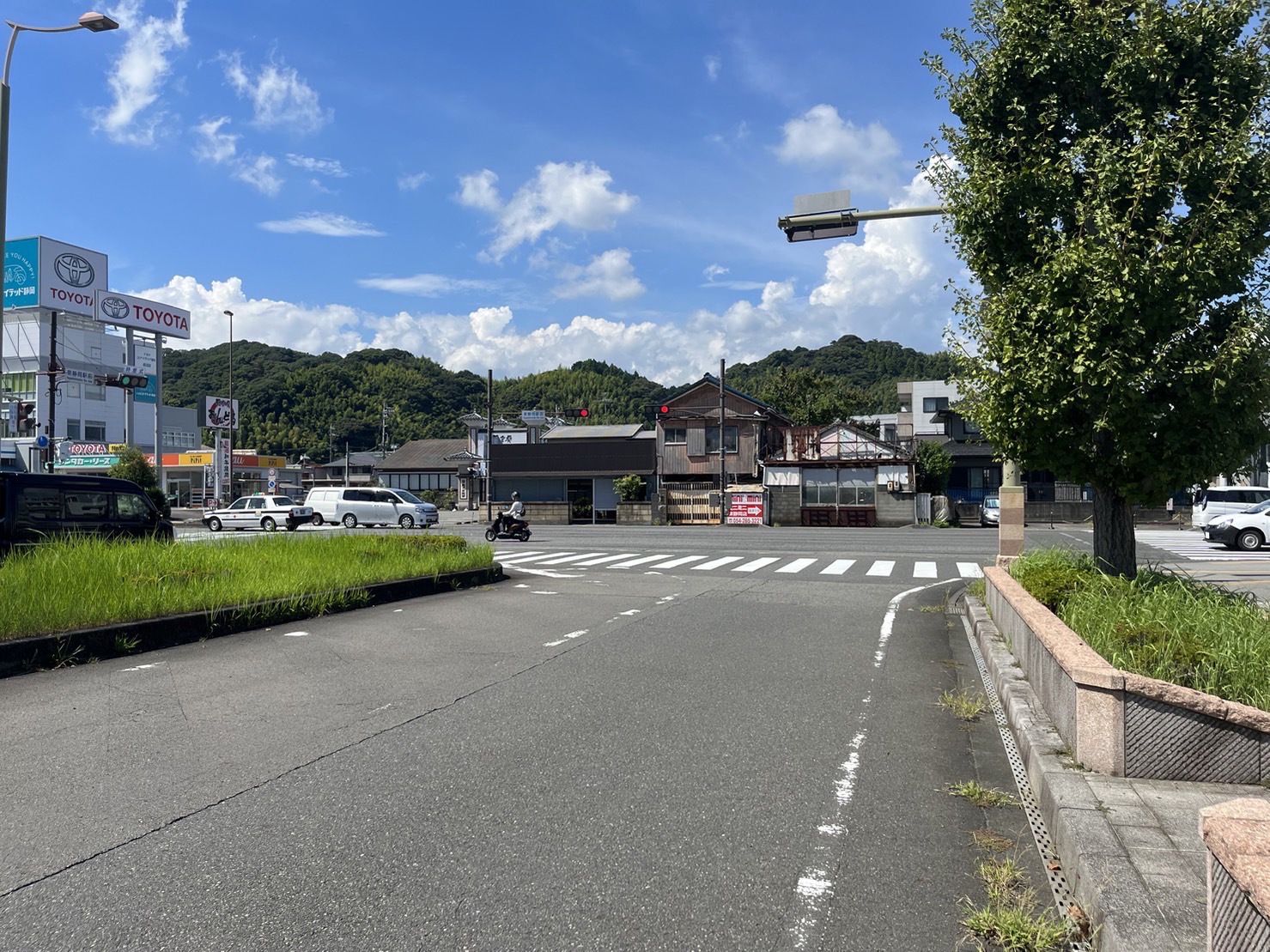 東静岡駅前の信号を右折で国道１号線を約500m直進