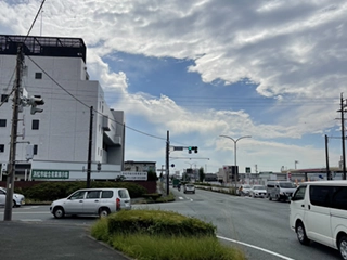 浜松ICから浜松・磐田方面の出口へ進む。産業展示館前の信号を通過して国道1号線方面へ1.4km直進。