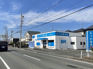 2つ信号を通過し、3つ目の信号の手前になつめ接骨院篠ケ瀬町店があります。