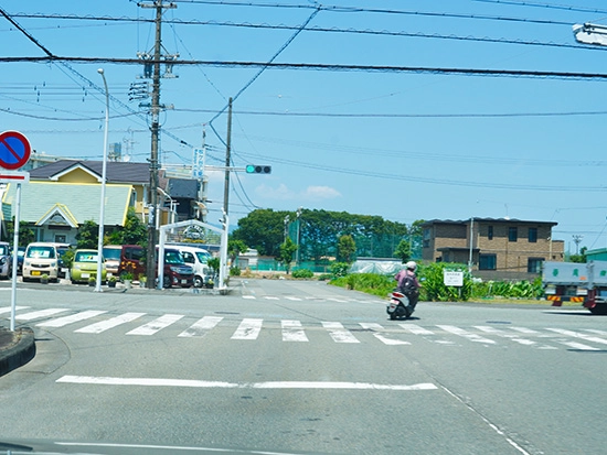 牧ケ谷ICを降り南藁科街道（県道207号線）を南に直進。