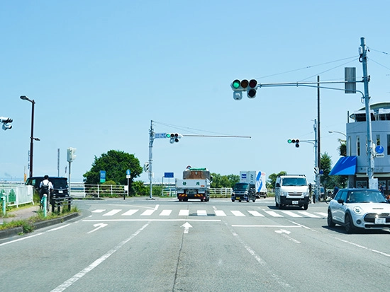 「安倍川橋西」の交差点を直進し用宗街道を直進。