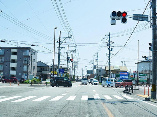 左手に五味八珍東新田店がある「東新田三丁目」交差点を右折します。