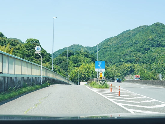 静清バイパス丸子ICから国道1号線へ入り、静岡方面へ進みます。