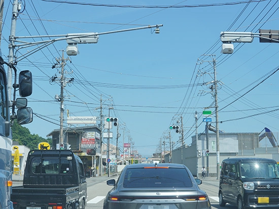 右手にファミリーマート静岡丸子六丁目店がある「金属団地入口」交差点を右折します。