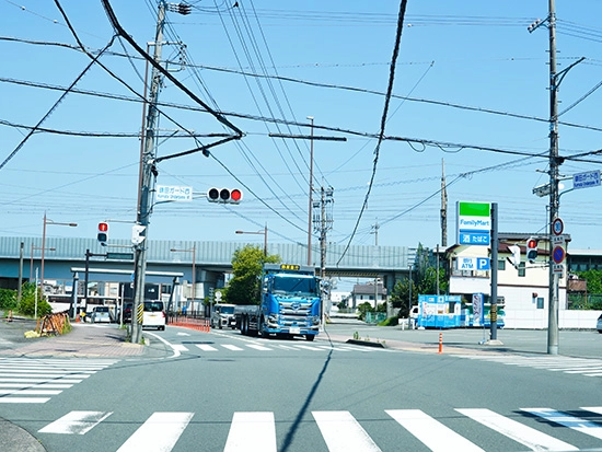 丸子池田線を約2km直進し「鎌田ガード西」交差点を直進、アンダーパスを通過します。