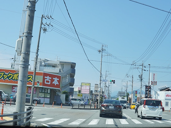 左手に古本屋ブックボックスがある「東新田三丁目」交差点を左折します。