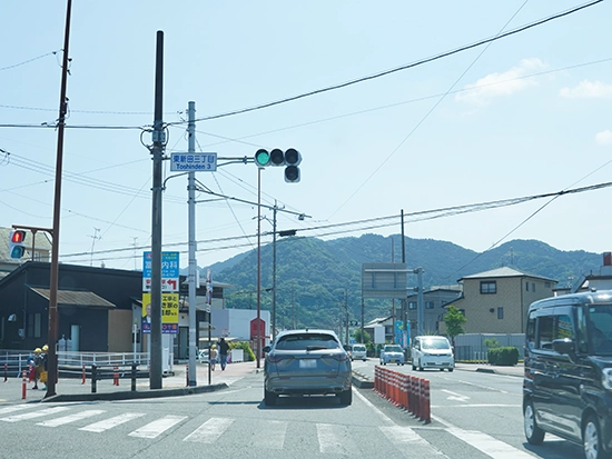 左手にダイソー静岡東新田店がある「東新田三丁目」交差点をそのまま直進します。