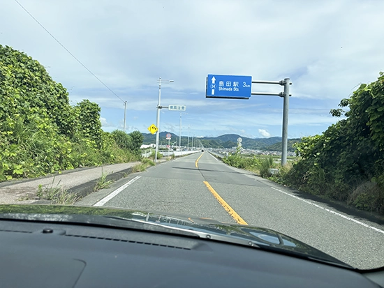 県道34号線（島田吉田線）を北に直進し島田大橋を渡ります。