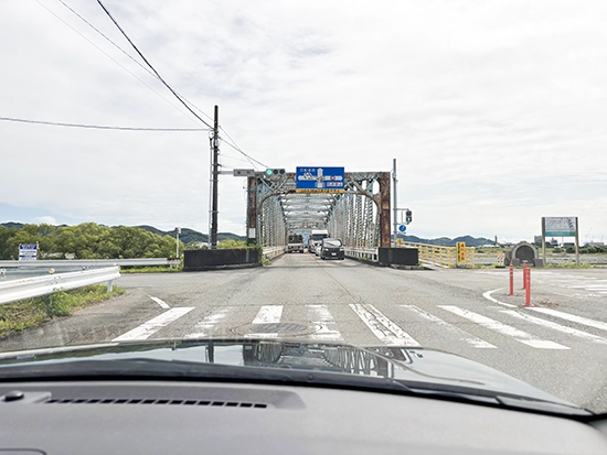 県道381号線を「東町」交差点を直進し大井川橋を渡ります。