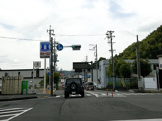静清バイパス野田ICを降りて県道217号線を南へ進みます。