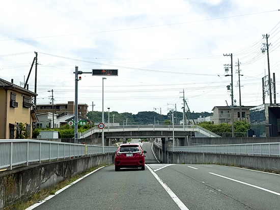 県道217号線を直進し大津通りを直進し高架下を通過。