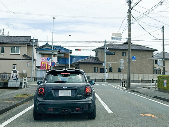 六合駅南口ロータリーを出て右折し最初の信号を右折。