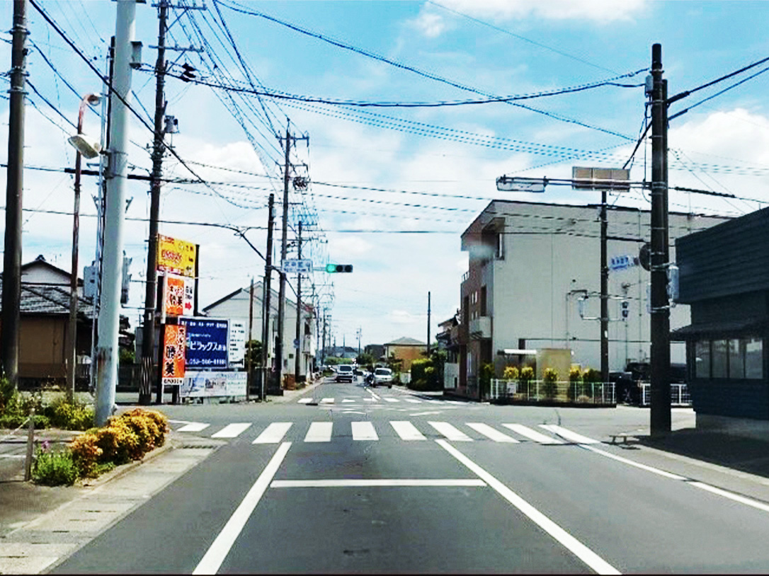 東美園南の交差点を左折し、そのまま進みます。250m進むと右手に店舗があります。