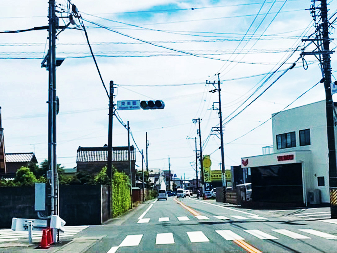 東美園の交差点を直進し、400m道なりに進むと左手になつめ接骨院浜北美薗店があります。